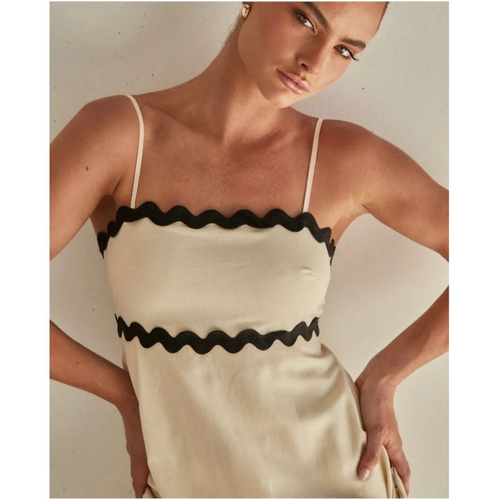 Vestido Midi Elegante com Alças Onduladas