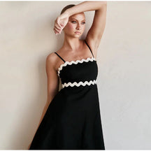 Vestido Midi Elegante com Alças Onduladas
